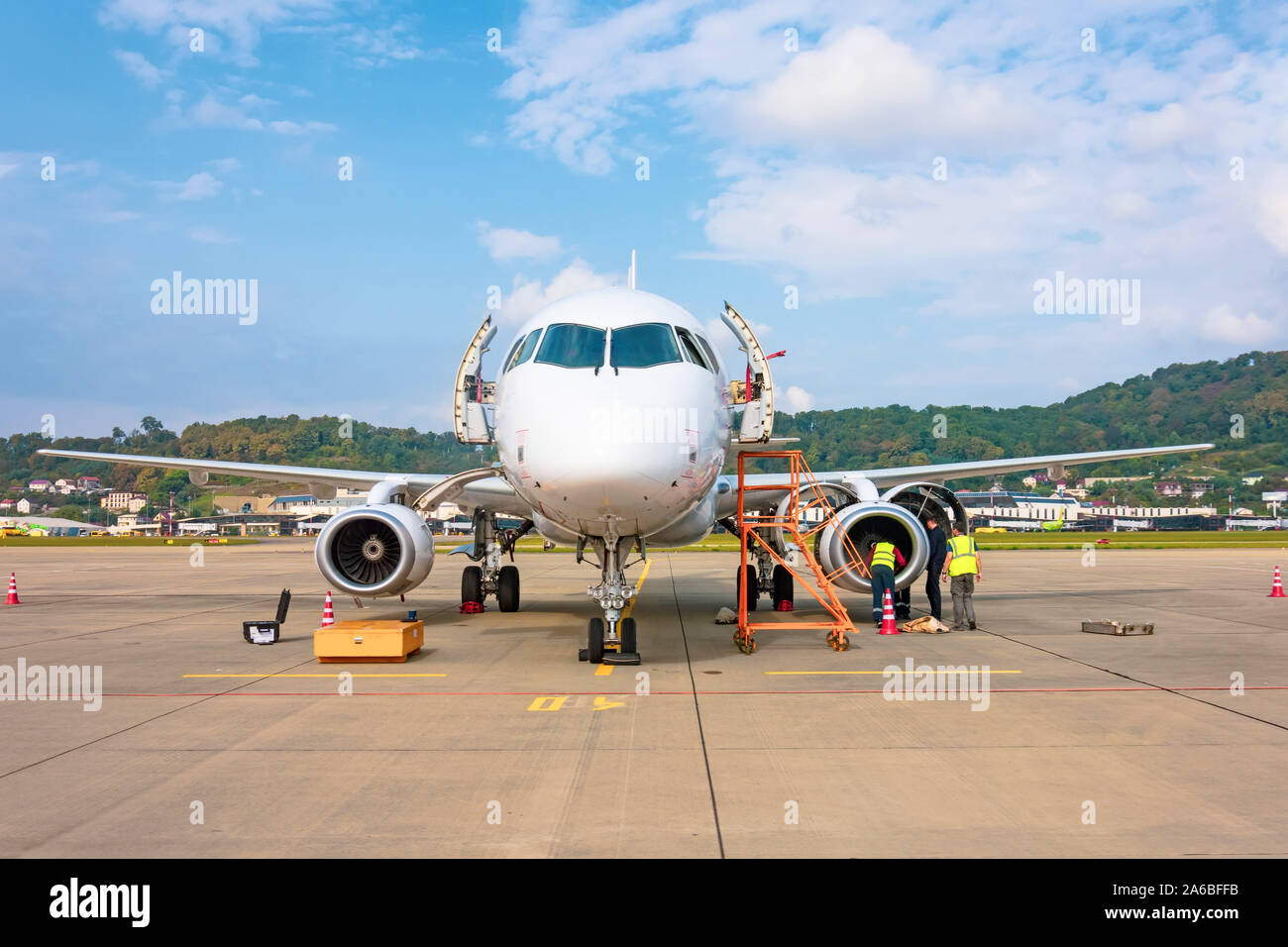 Die Wartung von Flugzeugen in der Luft Flughafen geparkt, Instandsetzung Motor und Mechanik prüfen testen Stockfoto