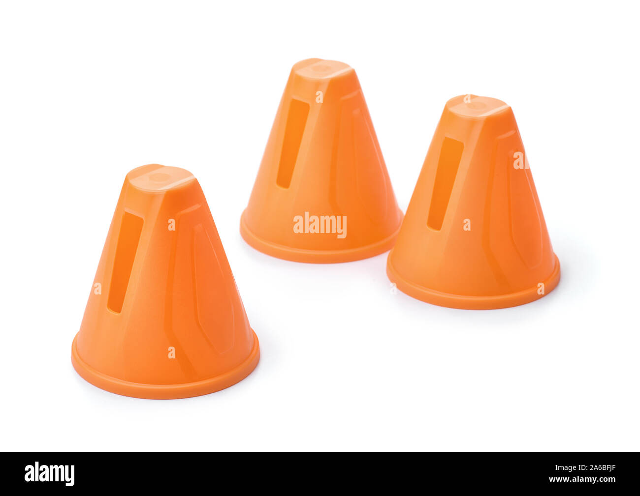 Kunststoff orange Slalom skaten Kegeln isoliert auf weißem Stockfoto