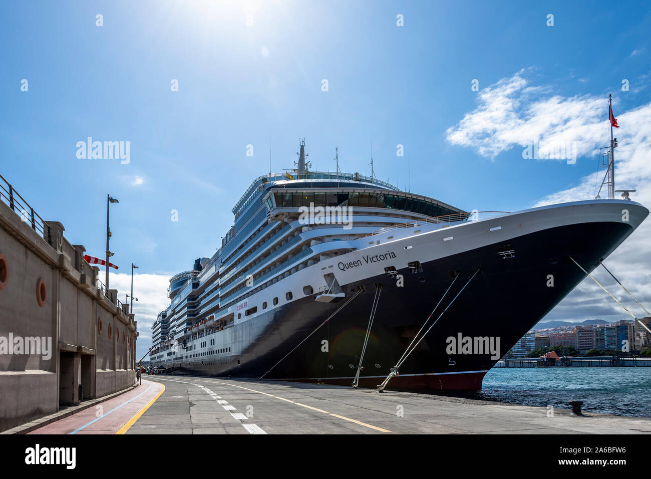 MS Queen Victoria (QV) ist ein Vista-Klasse Kreuzfahrtschiff. Große luxuriöse Passagierschiff. Stockfoto