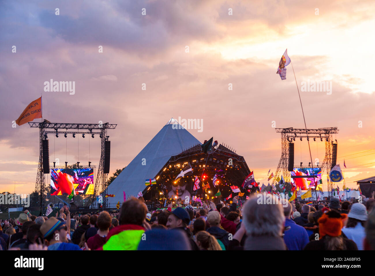 GLASTONBURY, Großbritannien - 27 Juni 2014: große Menschenmenge beobachten Ellenbogen spielen auf dem Glastonbury Festival Pyramide Stadium bei Sonnenuntergang Stockfoto