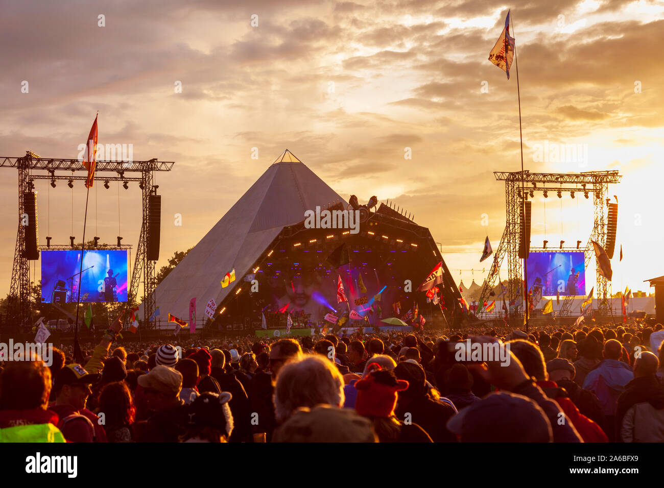 GLASTONBURY, Großbritannien - 27 Juni 2014: große Menschenmenge beobachten Ellenbogen spielen auf dem Glastonbury Festival Pyramide Stadium bei Sonnenuntergang Stockfoto