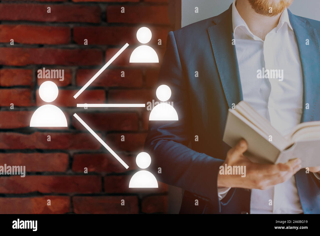 Leadership Training. Symbole eines Menschen auf dem Hintergrund der Mann im Anzug mit einem Buch. Konzept. Stockfoto