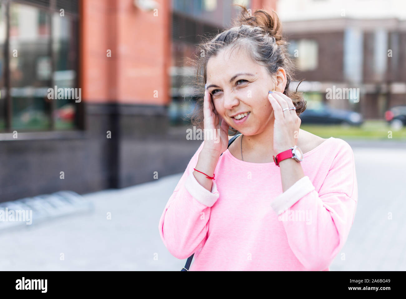 Junge kaukasier Frau drückte ihren Kopf berühren, leiden unter Kopfschmerzen, im Sommer auf der Straße. Stockfoto