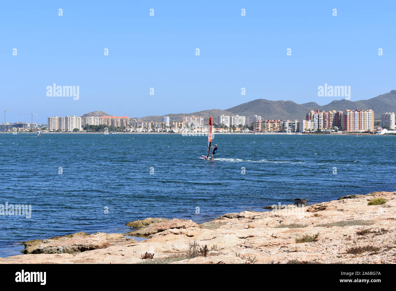 Windsurfen auf dem Binnenmeer Mar Menor, Murcia, Spanien Stockfoto