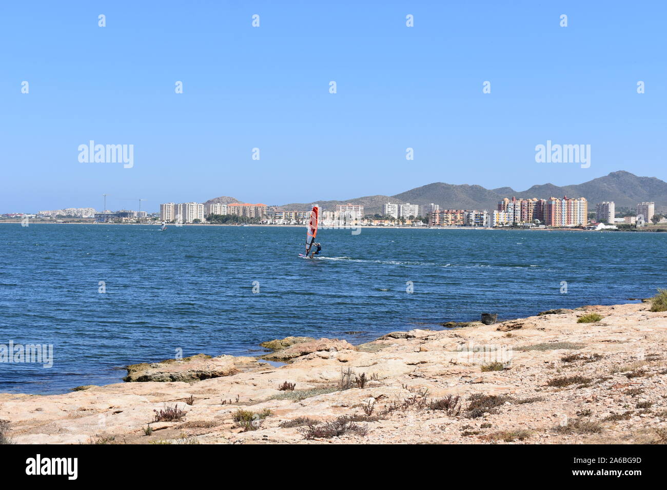Windsurfen auf dem Binnenmeer Mar Menor, Murcia, Spanien Stockfoto