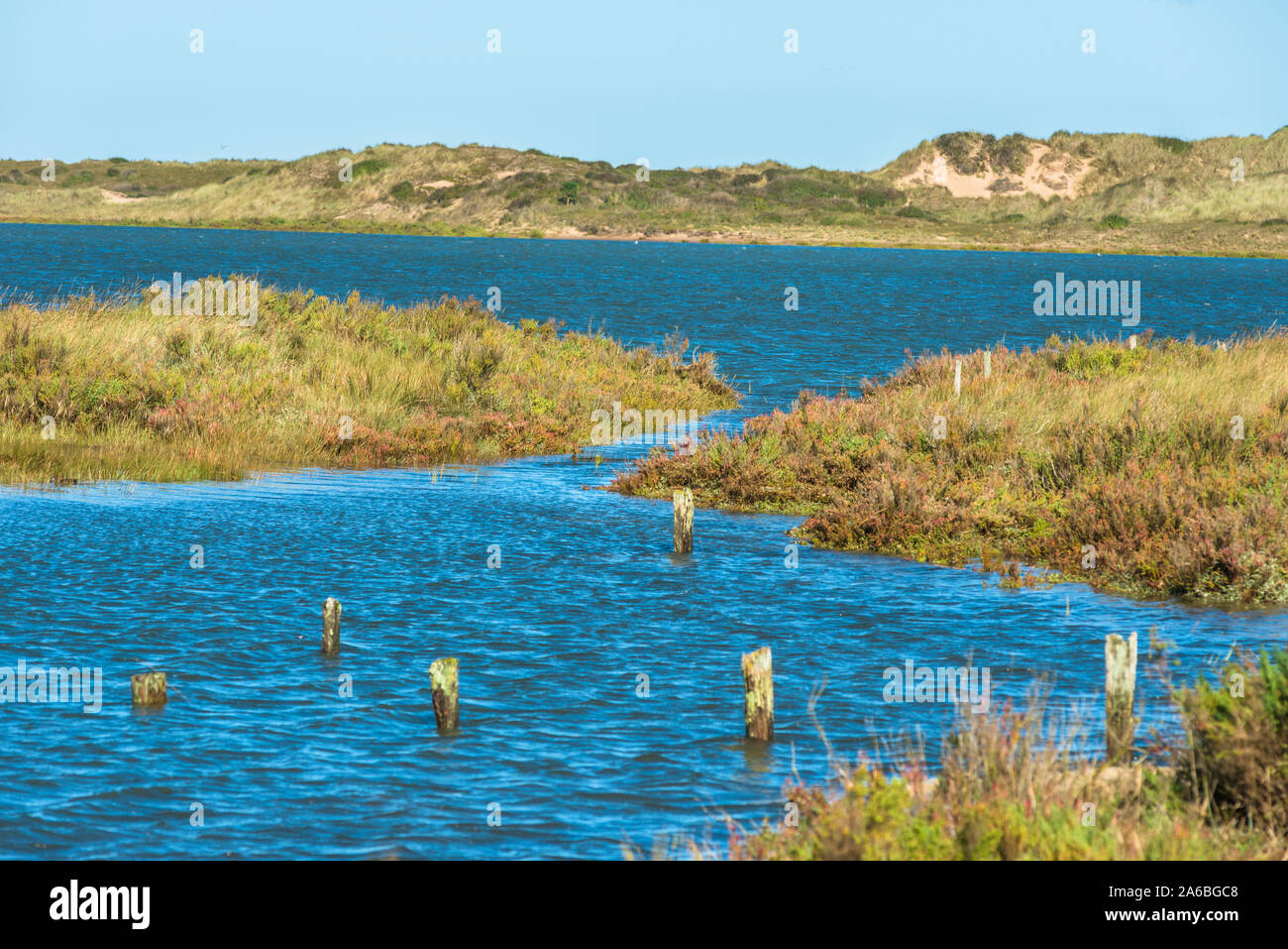 Blick von Norfolk Coast Path National Trail in der Nähe von Barnham Overy Staithe bei Flut, East Anglia, England, UK. Stockfoto