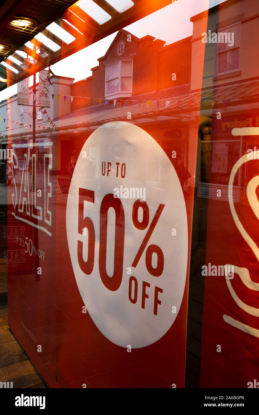 Fünfzig Prozent aus Verkauf Anmelden womenswear Schaufenster Hervorhebung der harte Zeiten durch die High Street Einzelhändler erfahrenen Stockfoto
