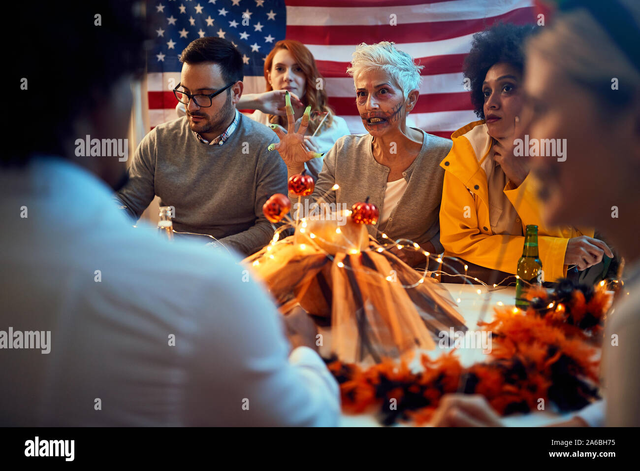 Halloween Kostüm Party. Glückliche Menschen in Kostümen zu Halloween Party. Stockfoto