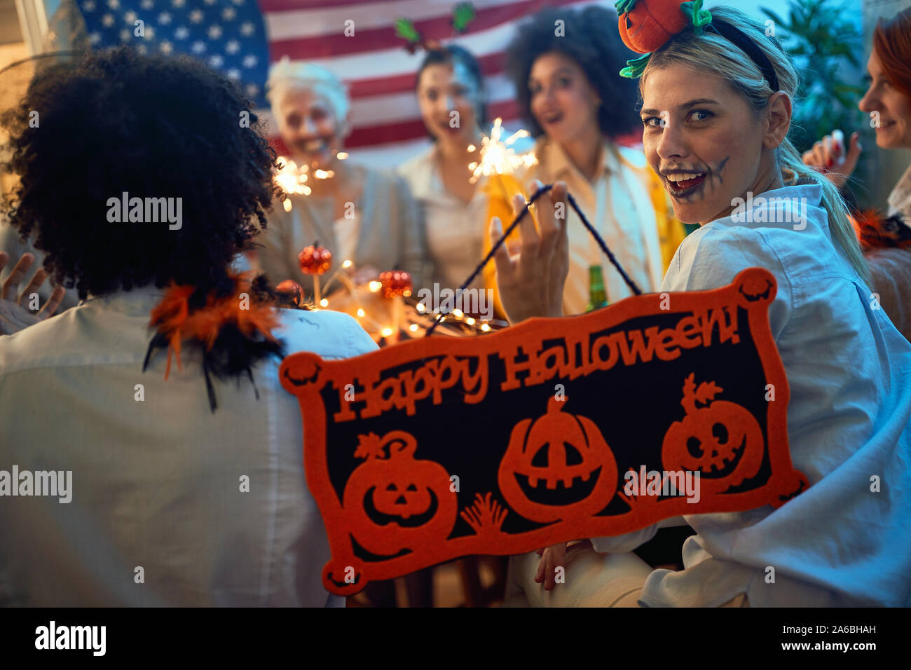 Glückliche Frau in Kostümen feiern Halloween Party Stockfoto