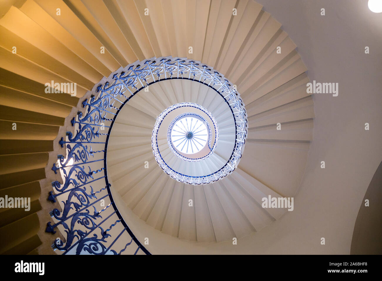 Das Tulip Treppen Spirale freitragenden Treppe in das Queen's House - England's erste wirklich klassische Gebäude - in Greenwich. London. UK. (105) Stockfoto