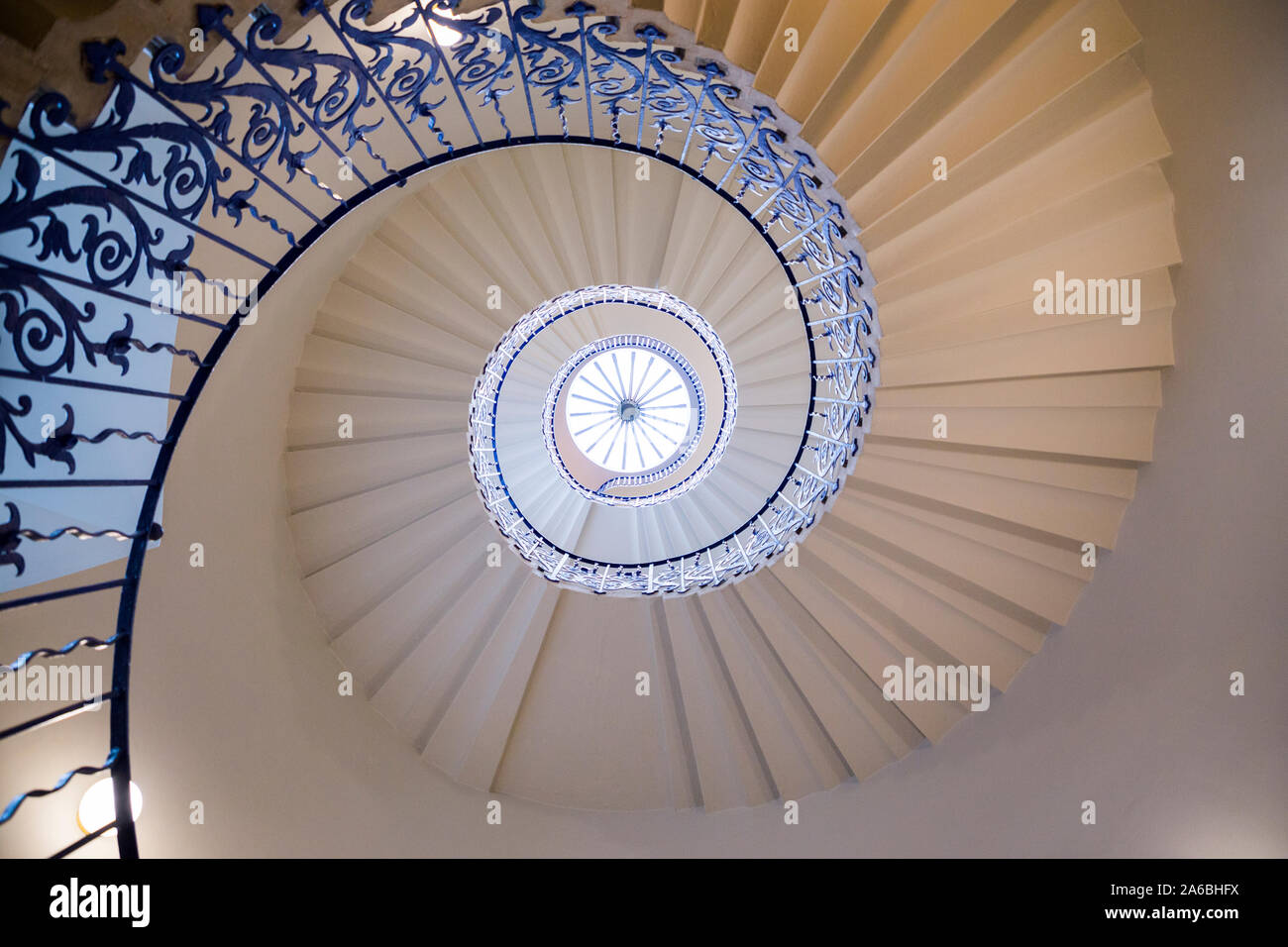 Das Tulip Treppen Spirale freitragenden Treppe in das Queen's House - England's erste wirklich klassische Gebäude - in Greenwich. London. UK. (105) Stockfoto
