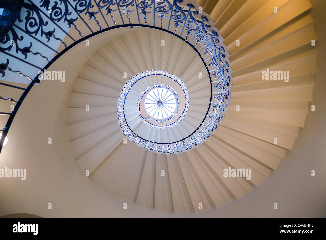 Das Tulip Treppen Spirale freitragenden Treppe in das Queen's House - England's erste wirklich klassische Gebäude - in Greenwich. London. UK. (105) Stockfoto