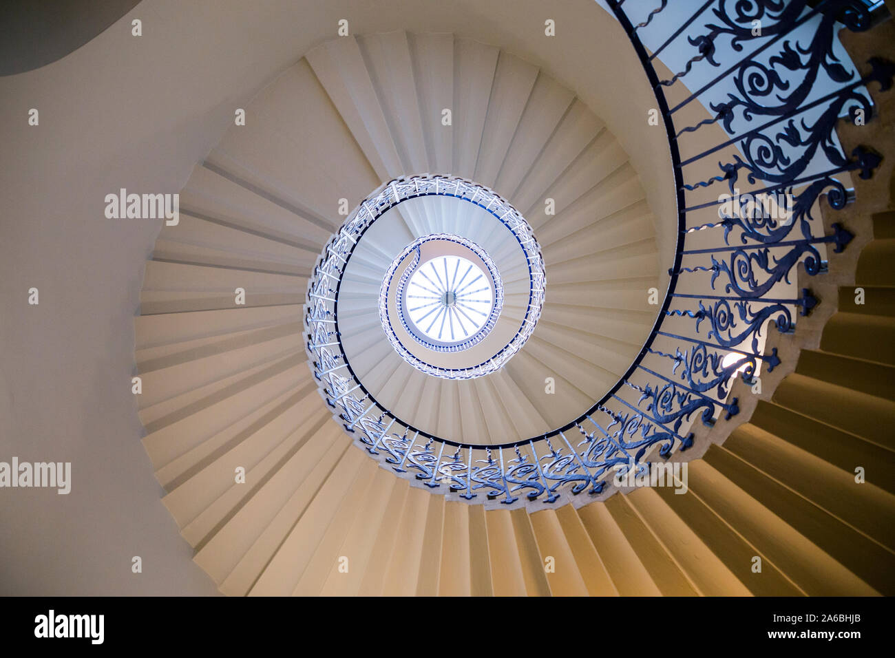Das Tulip Treppen Spirale freitragenden Treppe in das Queen's House - England's erste wirklich klassische Gebäude - in Greenwich. London. UK. (105) Stockfoto