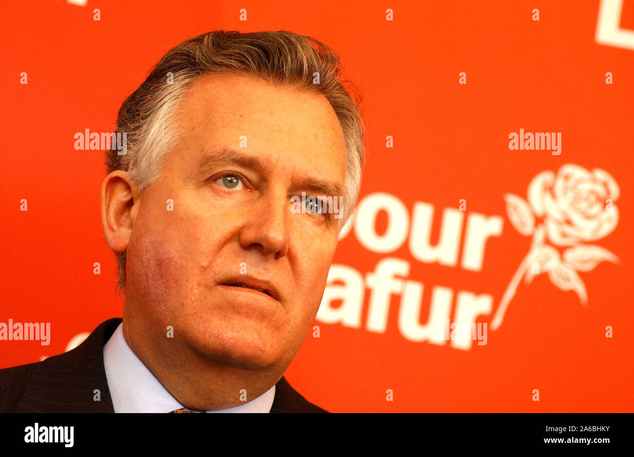 Die Waliser Labour Party verkünden ihre Kandidaten für die Wahlen 2003 Welsh Assembly am Incognito Bar in Cardiff heute 24/3/03. Peter Hain Adressen einer Labor Party Pressekonferenz von der Labour Party, die Kandidaten für die bevorstehenden Wahlen umgeben. 24/3/03. Stockfoto