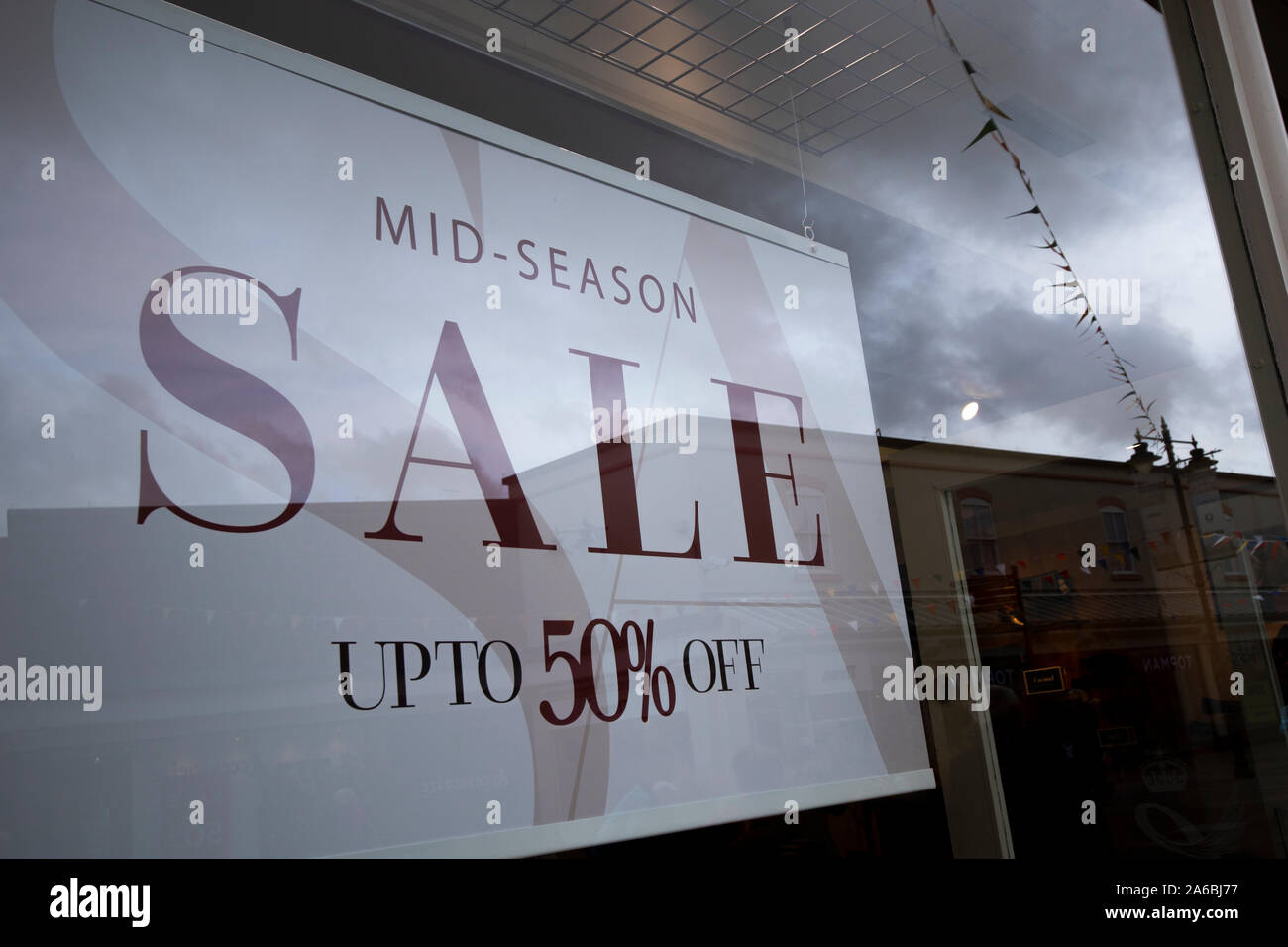 Fünfzig Prozent aus Verkauf Anmelden womenswear Schaufenster Hervorhebung der harte Zeiten durch die High Street Einzelhändler erfahrenen Stockfoto