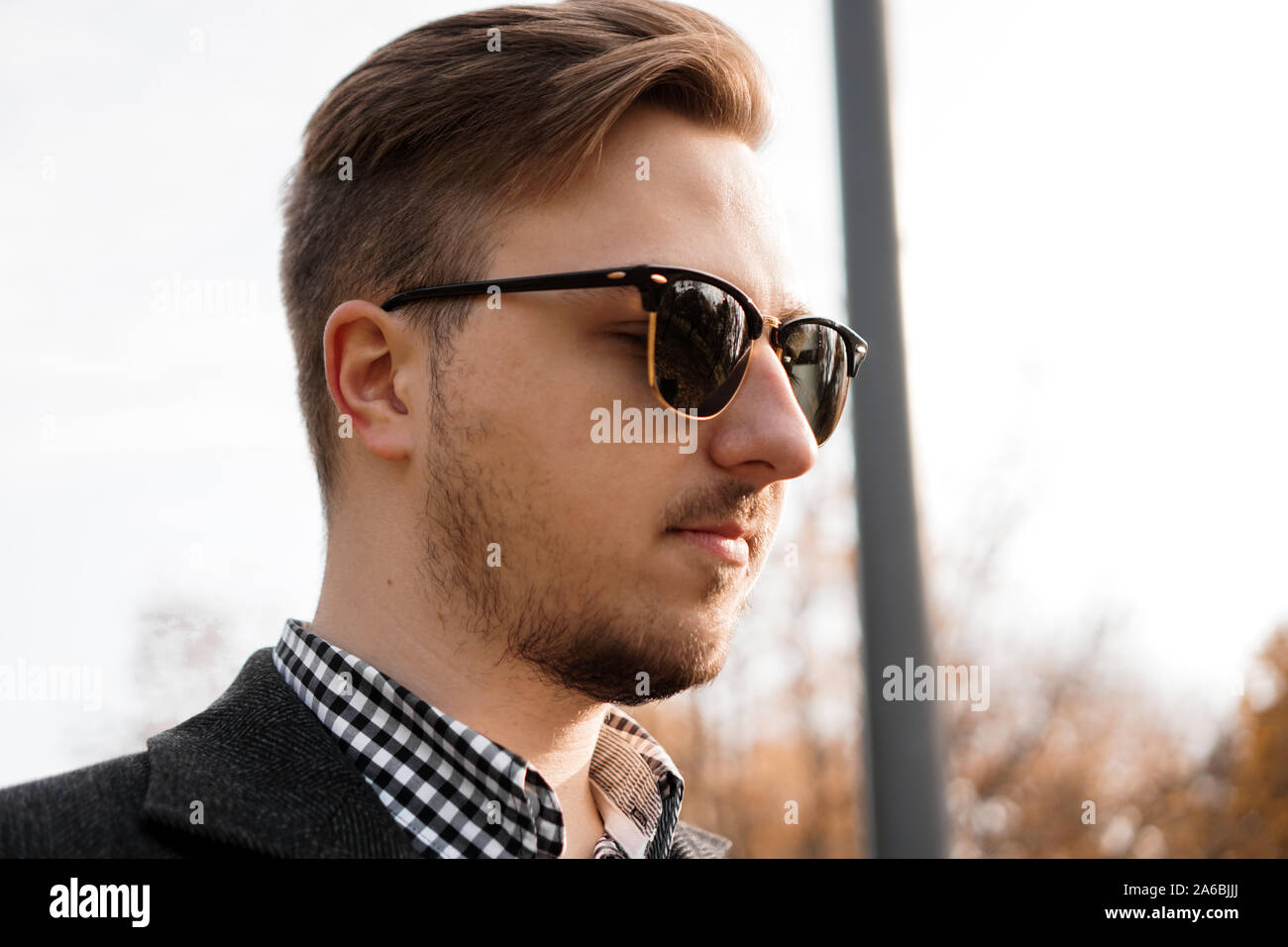 Im freien Portrait von modischen jungen Mann mit Sonnenbrille Stockfoto