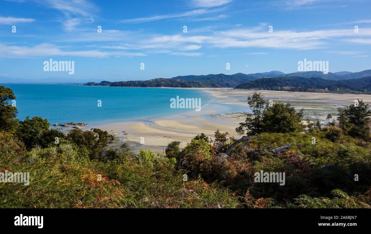 Sandy Tropical Beach und Vorgewende Anchorage Bay, Abel Tasman National Park, Neuseeland. Erstaunlich und einen atemberaubenden Blick auf den Wanderweg und den Strand. Stockfoto