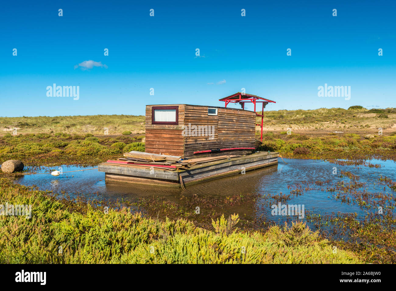 Auf einem Hausboot auf den Salzwiesen in der Nähe von Burnham Overy Staithe in der Nähe von holkham Bay an der nördlichen Küste von Norfolk, East Anglia, England, UK. Stockfoto