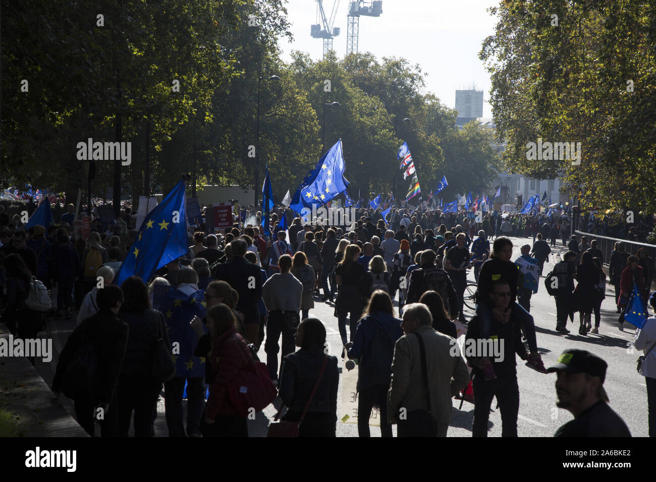 London, Großbritannien. Okt, 2018 20. Die demonstranten März während der Demonstration. Die Anti Brexit März versammelten sich Tausende von Menschen, die friedlich gegen die Entscheidung der aus der Europäischen Union nach dem Referendum vom 23. Juni 2016 protestiert. Credit: Guillermo Santos/SOPA Images/ZUMA Draht/Alamy leben Nachrichten Stockfoto