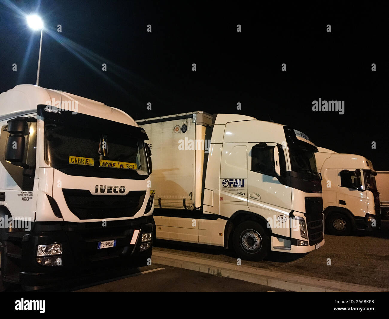Lkw in der Nacht auf einem Rastplatz eines italienischen Autobahn geparkt, Italien ...