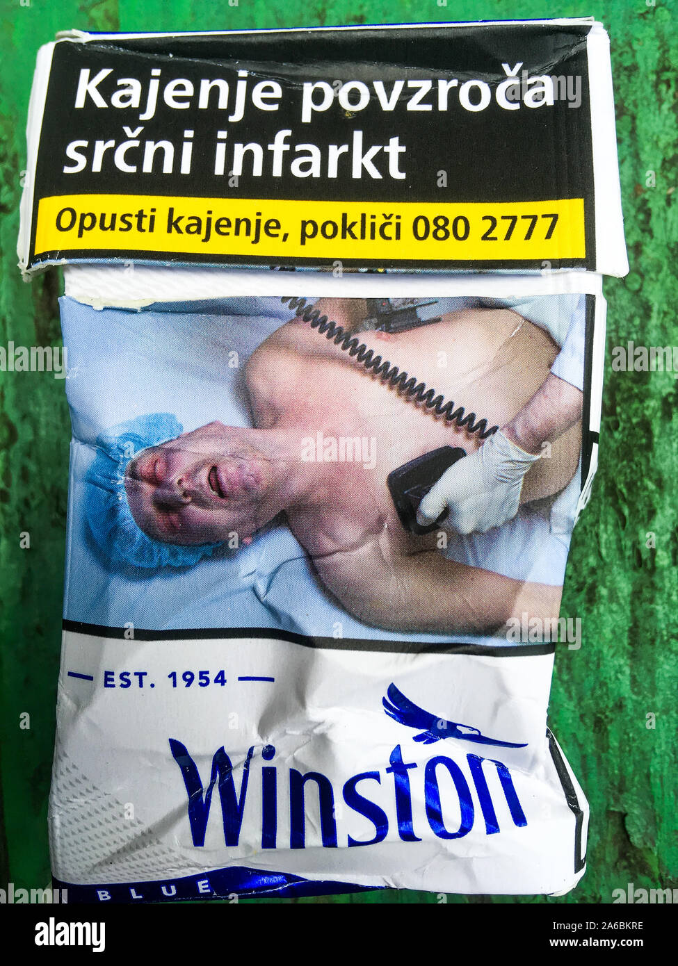 Slowenische Zigaretten Winston pack mit Zeichen Signalisierung Risiko, an Krebs zu erkranken, Ljubljana, Slowenien Stockfoto