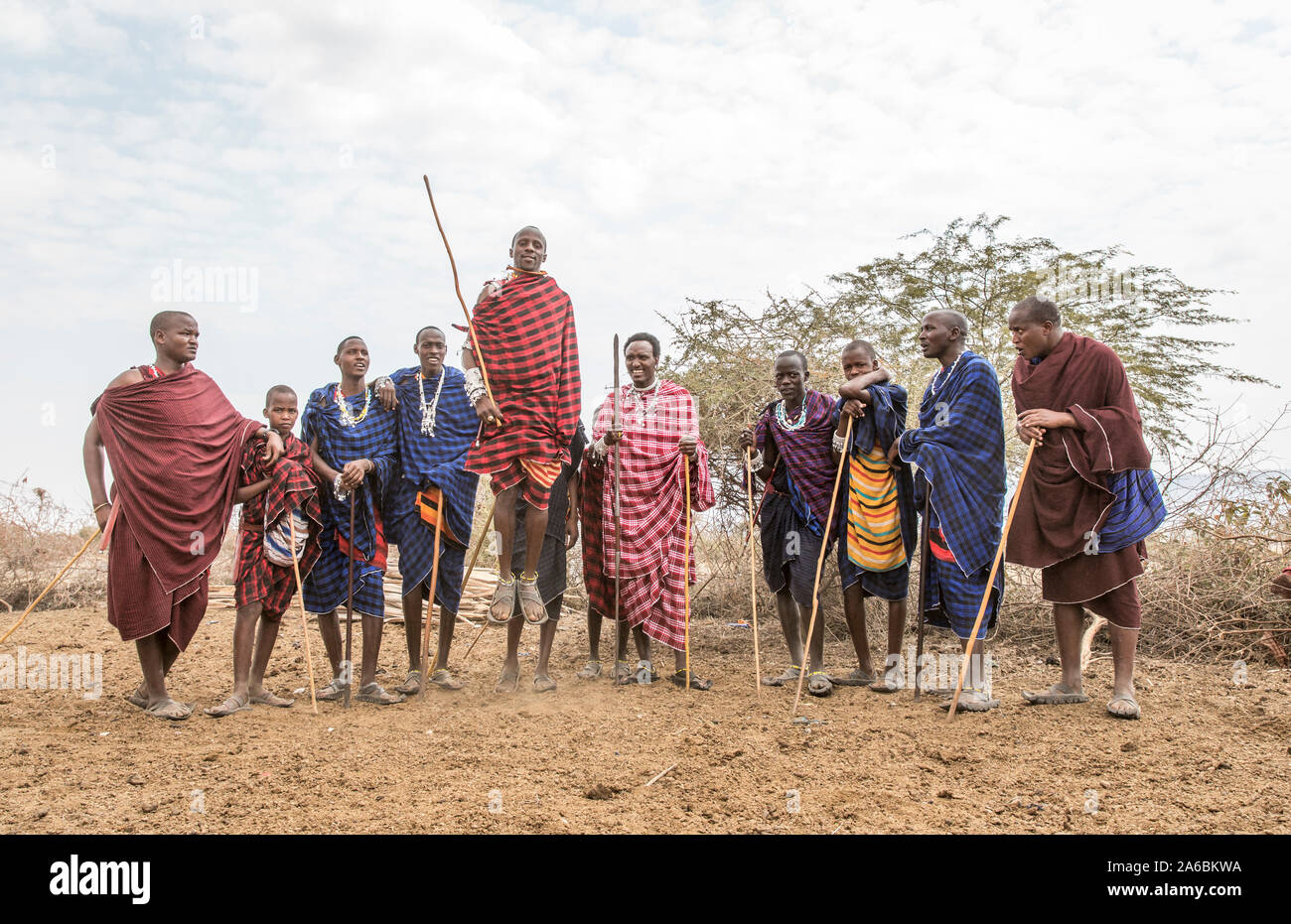 Arusha, Tansania, 7. September 2019: Masai Krieger springen Damen zu beeindrucken Stockfoto