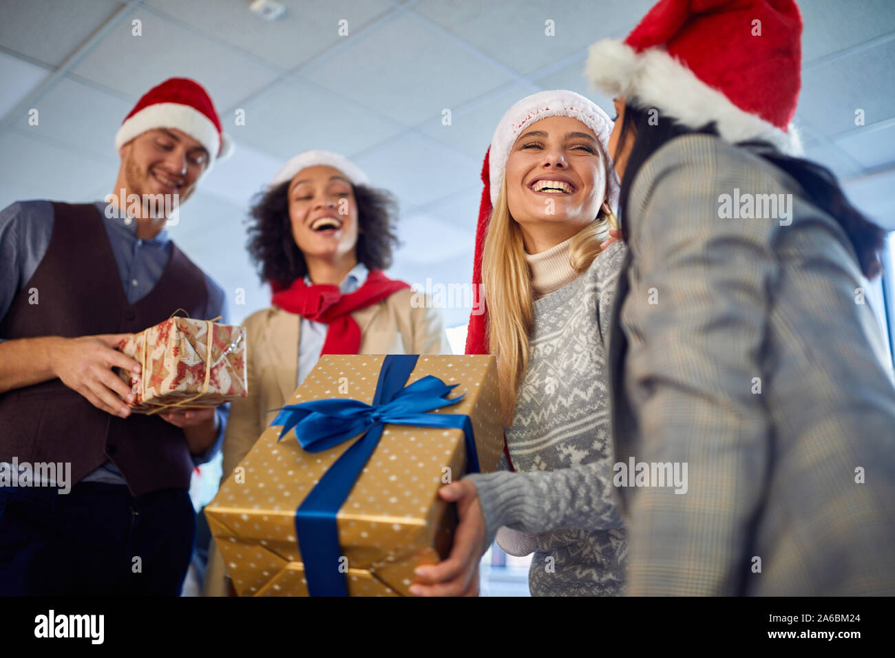Young Business Group Menschen in Santa hat an Weihnachten Corporate Partei Stockfoto
