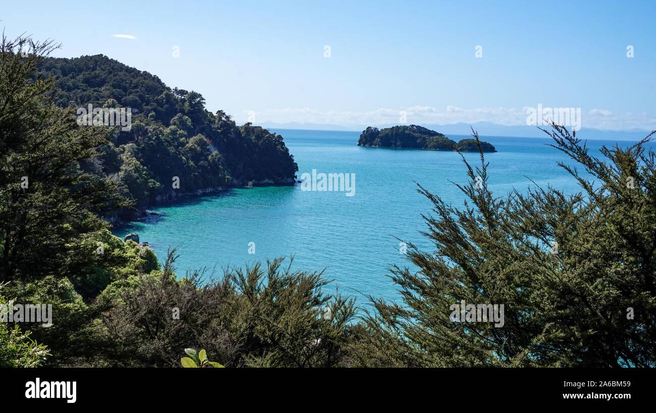 Sandy Tropical Beach und Vorgewende Anchorage Bay, Abel Tasman National Park, Neuseeland. Erstaunlich und einen atemberaubenden Blick auf den Wanderweg und den Strand. Stockfoto