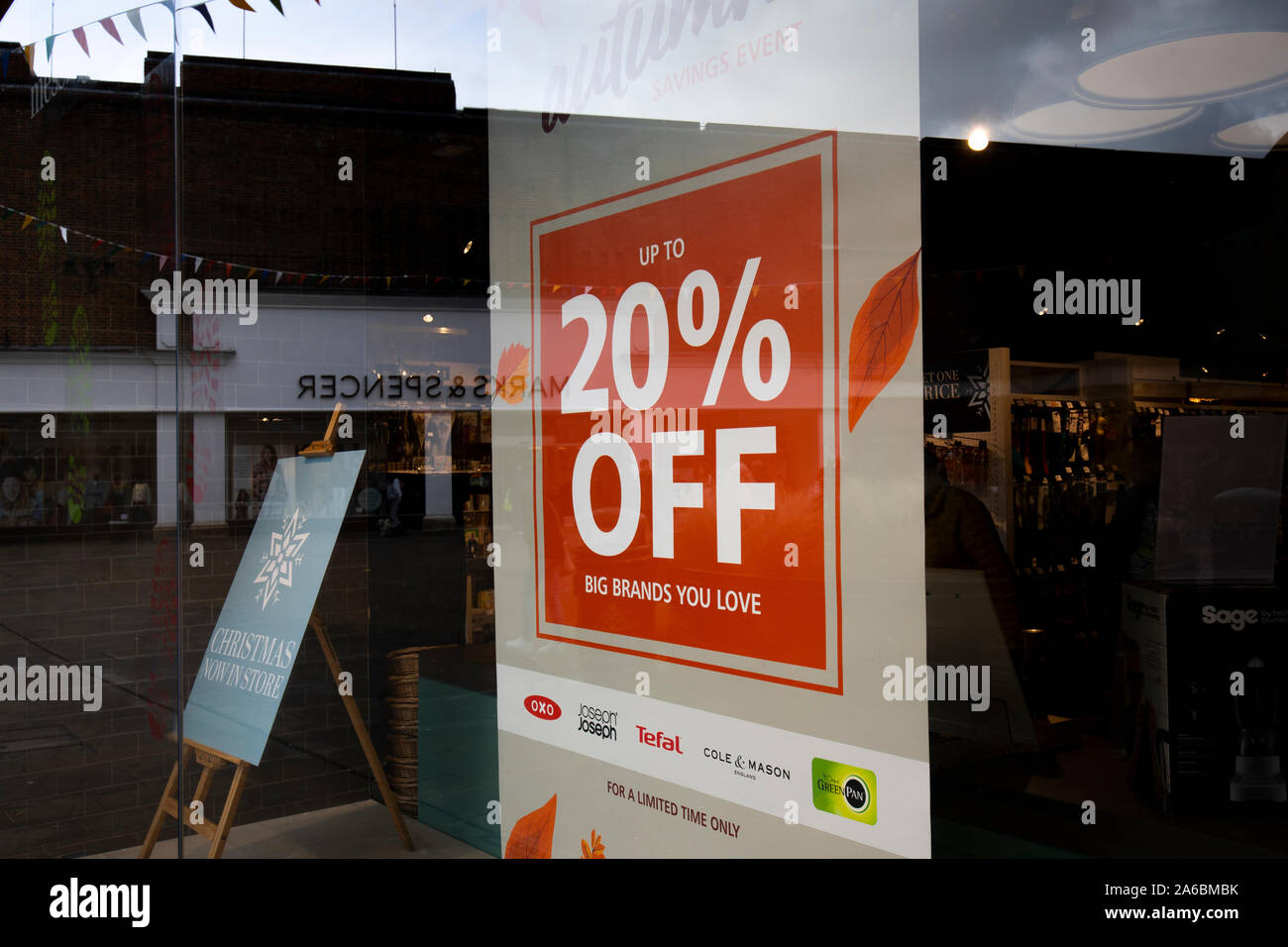 20 Prozent weg vom Verkauf Anmelden womenswear Schaufenster Hervorhebung der harte Zeiten durch die High Street Einzelhändler erfahrenen Stockfoto