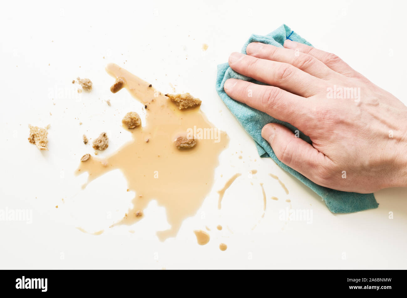 Abwischen der Hände verschüttete Kaffee mit Putzlappen. Stockfoto
