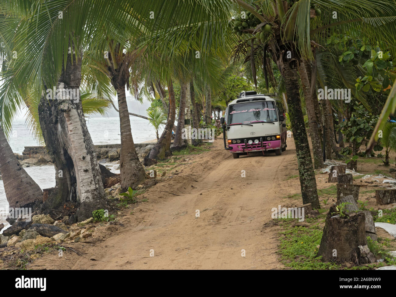Kleinbus Taxi auf der Piste an der Küste am Strand von Boca del Drago Panama Stockfoto