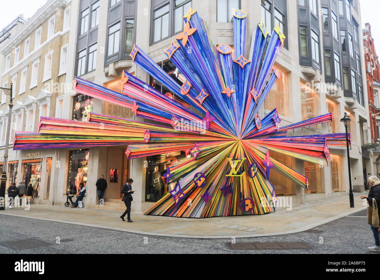 London, Großbritannien. 25 Okt, 2019. Die neu renovierten Louis Vuitton Flagship Store in New Bond Street in London eröffnet wurde, mit den Dekorationen, die von den amerikanischen Designer Sarh Crowner. Credit: Amer Ghazzal/SOPA Images/ZUMA Draht/Alamy leben Nachrichten Stockfoto