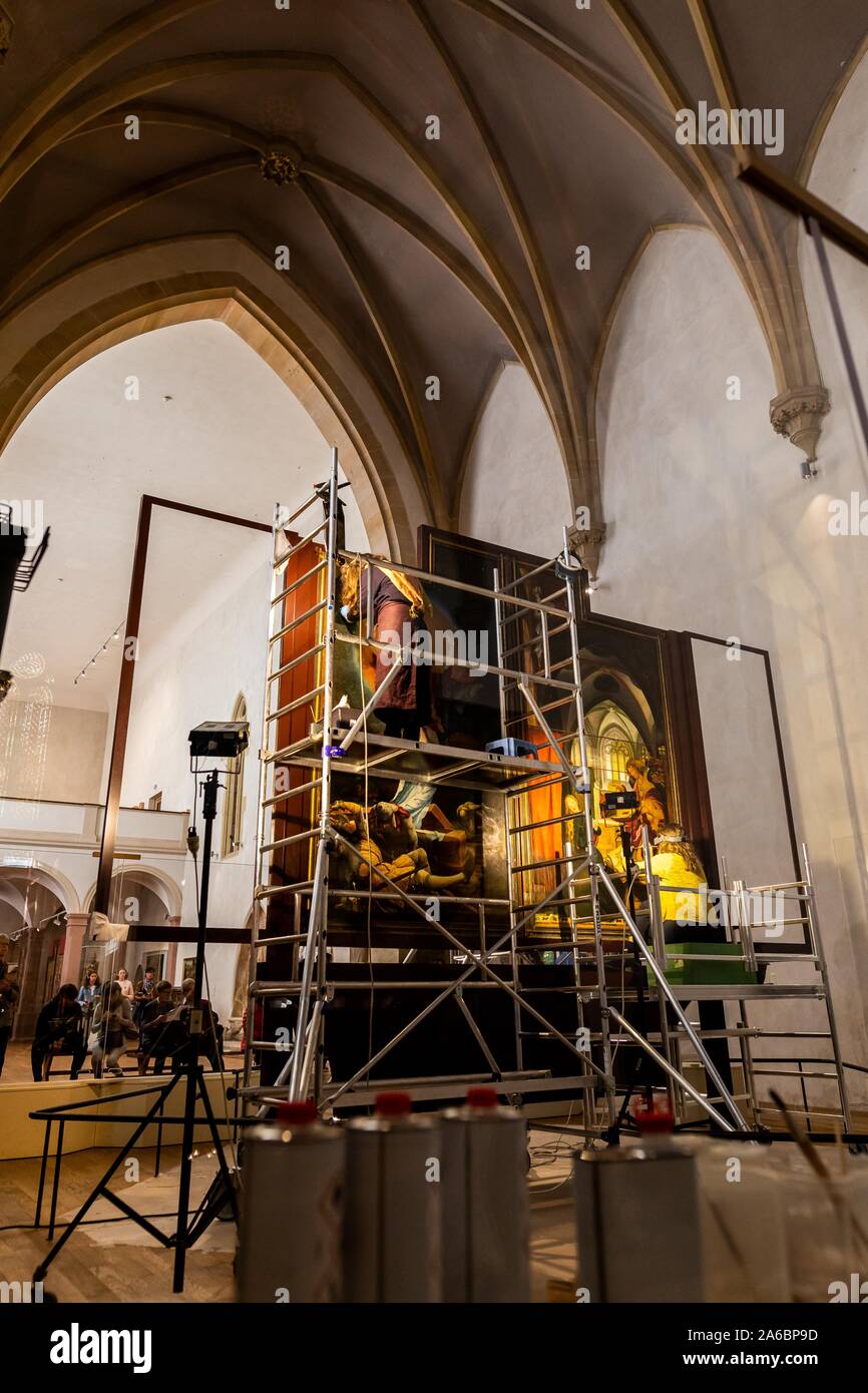 Colmar, Frankreich. 25 Okt, 2019. Zwei Restauratoren Arbeiten an Panels der Isenheimer Altar in der Unterlinden. Der Altar wird derzeit umfassend saniert werden. Quelle: dpa Picture alliance/Alamy leben Nachrichten Stockfoto