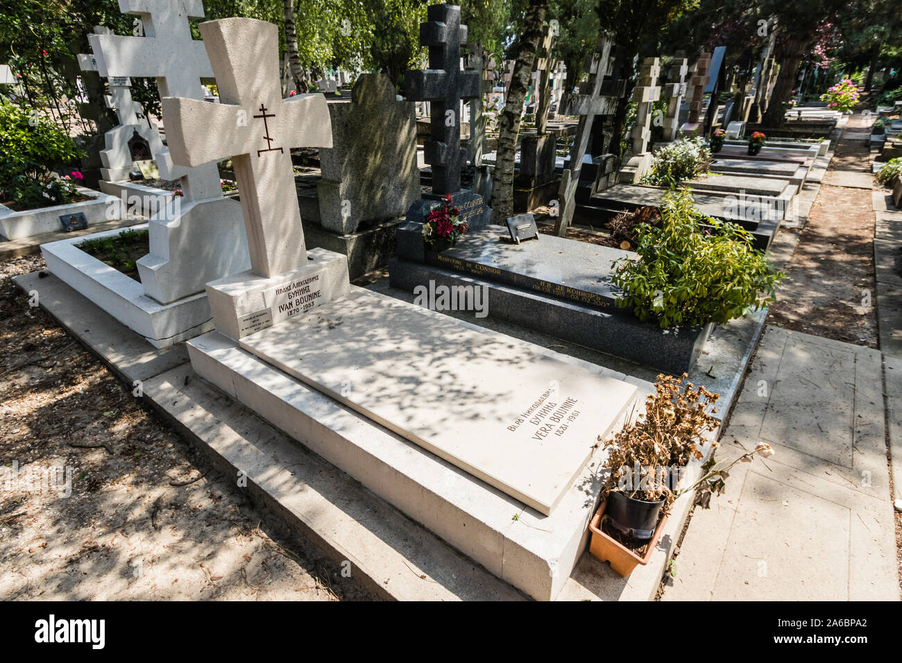 Ein Grab das Grab des berühmten russischen Schriftsteller und Nobelpreisträger Iwan Bunin und seine Frau, in dem Sainte-Genevieve-des-Bois russische Friedhof, Frankreich Stockfoto