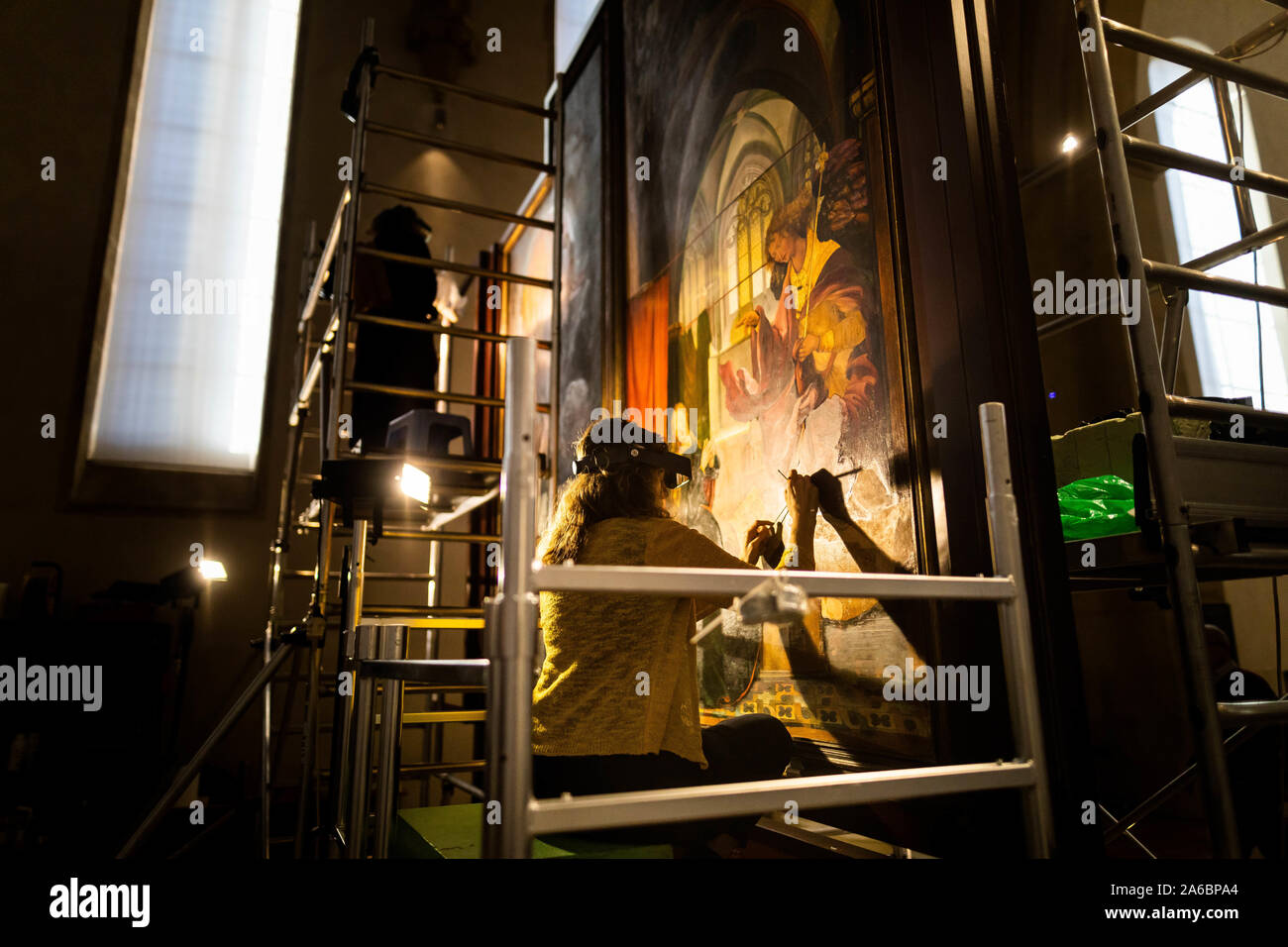 Colmar, Frankreich. 25 Okt, 2019. Eine Restauratorin arbeitet auf einem Panel der Isenheimer Altar in der Unterlinden. Der Altar wird derzeit umfassend saniert werden. Quelle: dpa Picture alliance/Alamy leben Nachrichten Stockfoto