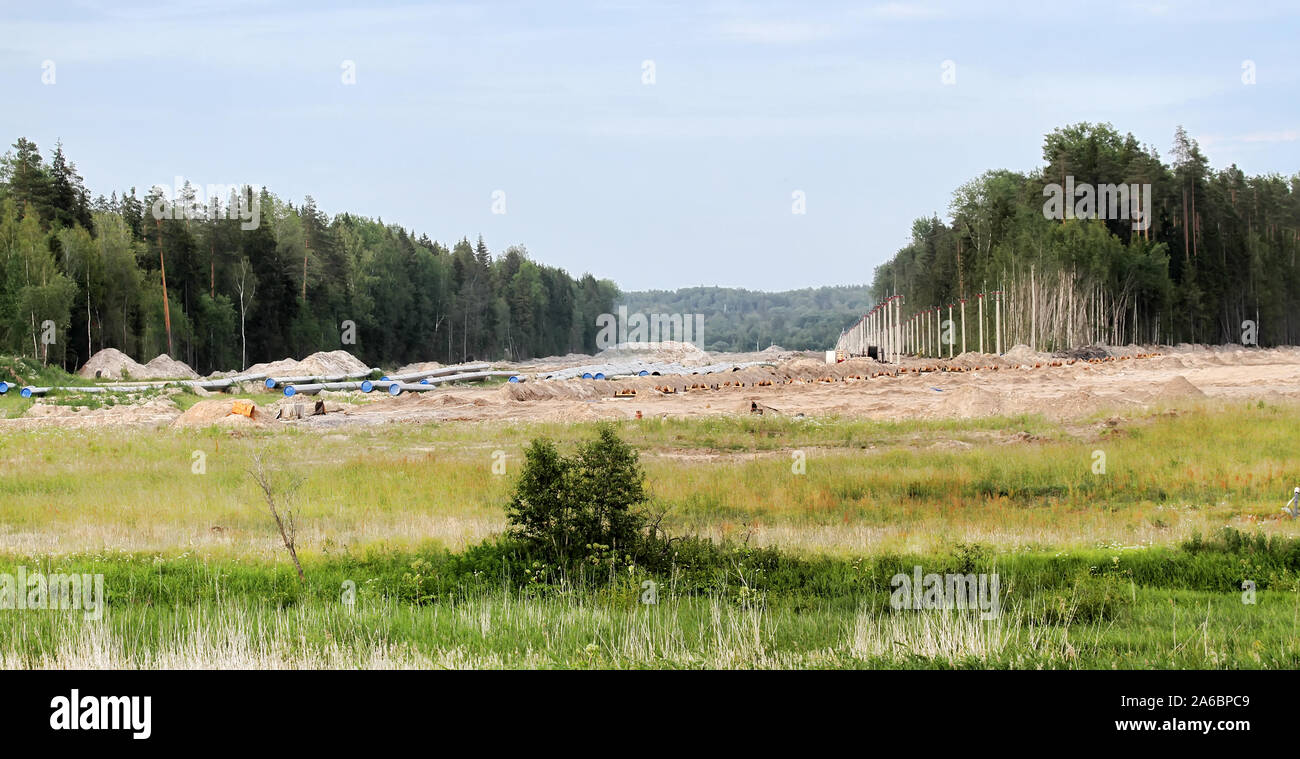 Der Bau der Nord Stream 2 Gas Pipeline, Festland in Russland. Breite der Holzeinschlag im Wald auf dem Gelände der Pipeline, der Bereich vor der t Stockfoto