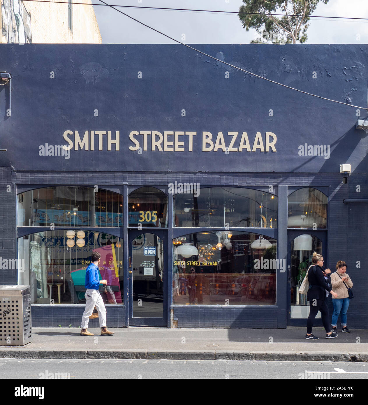 Männliche und zwei weibliche vor der Smith Street Basar Möbel shop auf Smith St Collingwood Melbourne, Victoria, Australien. Stockfoto