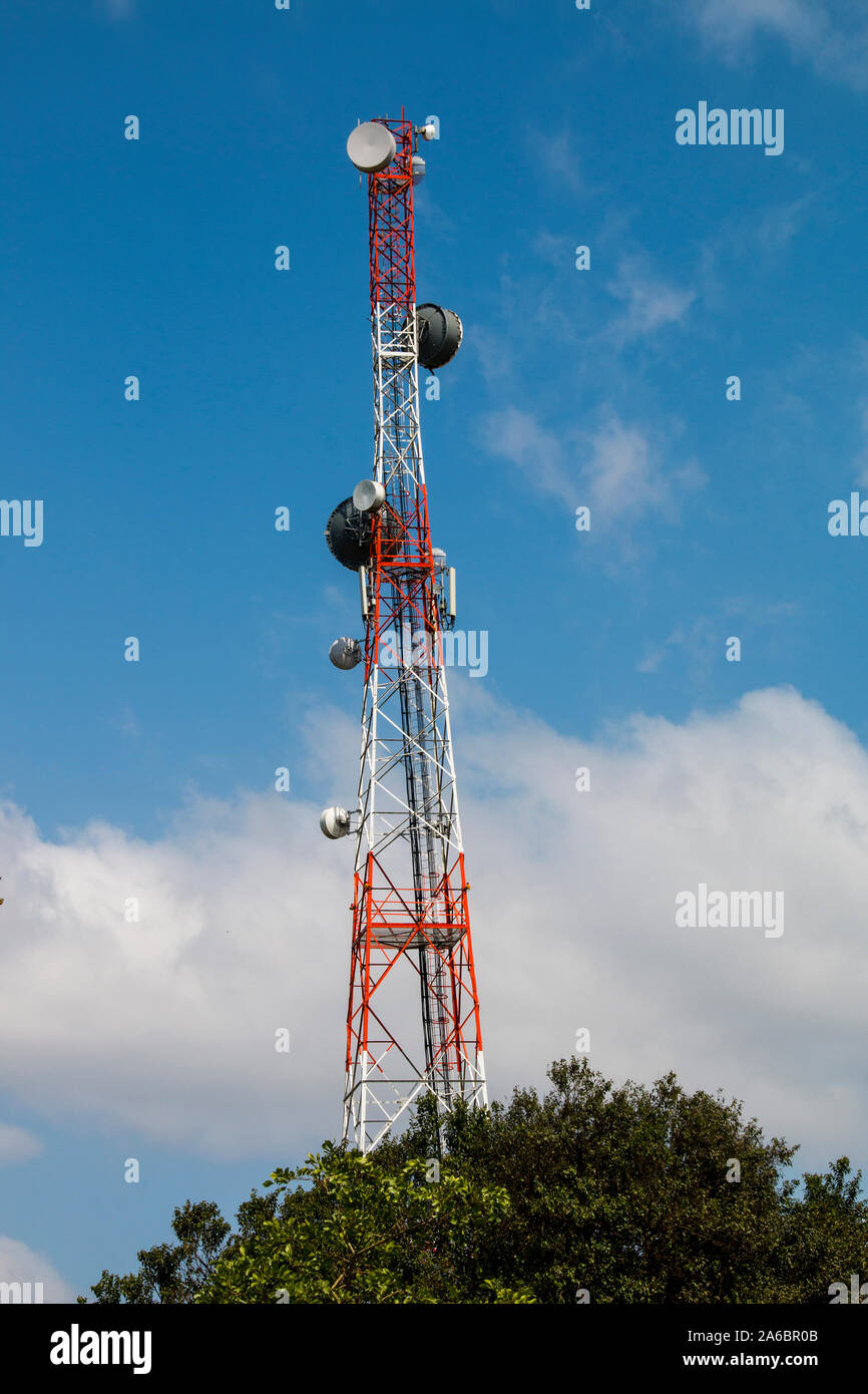 Extrem hohe rote und weiße Fernsehturm gegen bewölkt blauer Himmel Stockfoto