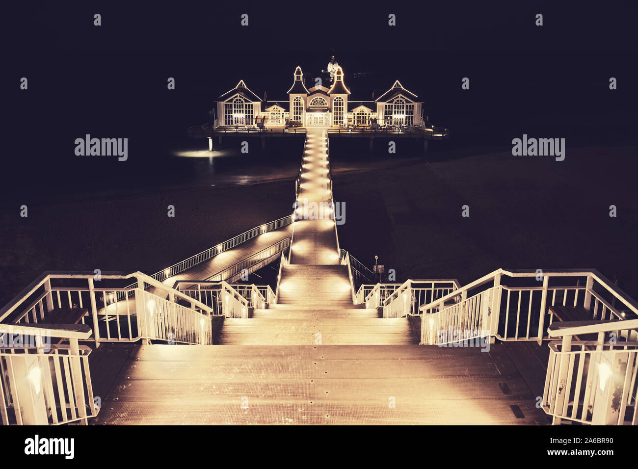 Seebrücke Sellin, das Juwel der unter Denkmalschutz stehenden Häusern Rugia (Rügen) Ostseeküste Insel bei Nacht, Farbe Tonen angewendet, Deutschland. Stockfoto