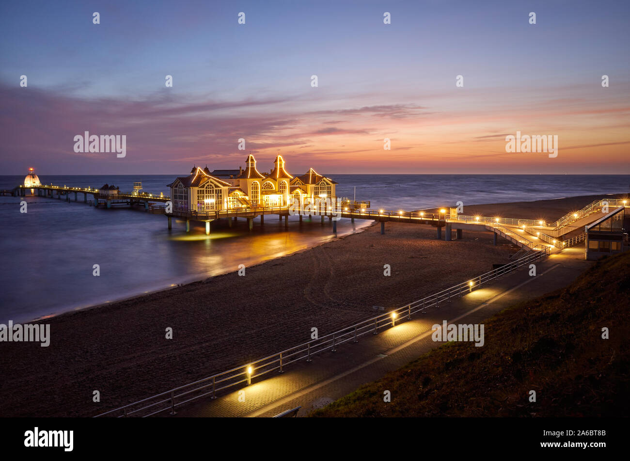 Seebrücke Sellin, das Juwel der unter Denkmalschutz stehenden Häusern Rugia (Rügen) Ostseeküste Insel an lila Dawn, Deutschland. Stockfoto