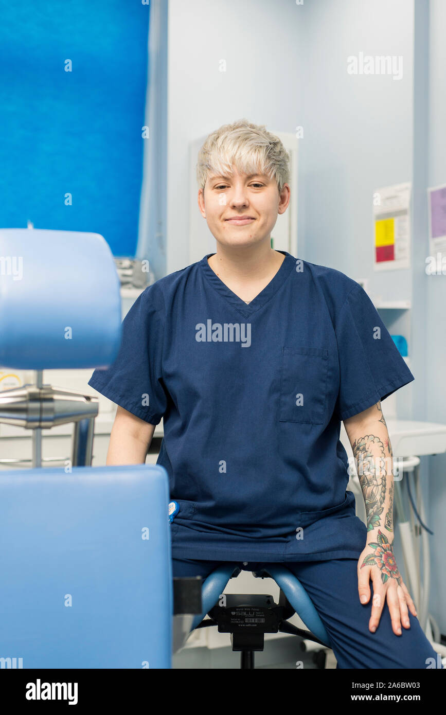 Eine weibliche zahnmedizinische Krankenschwester Dental studio Stockfoto