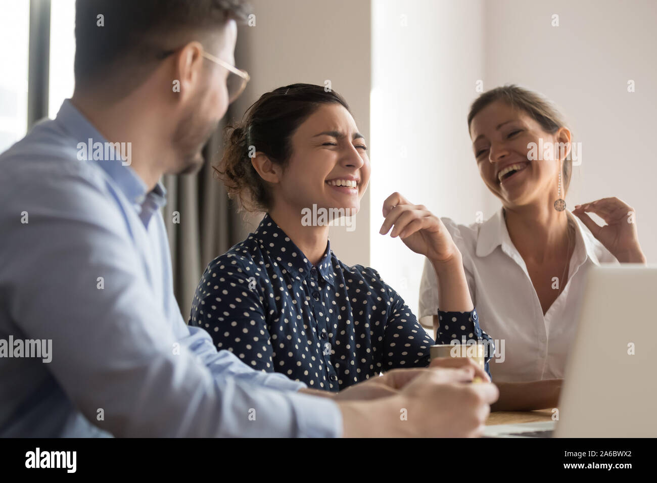 Glücklich lachend diverse Business Team von Young Professionals Stockfoto