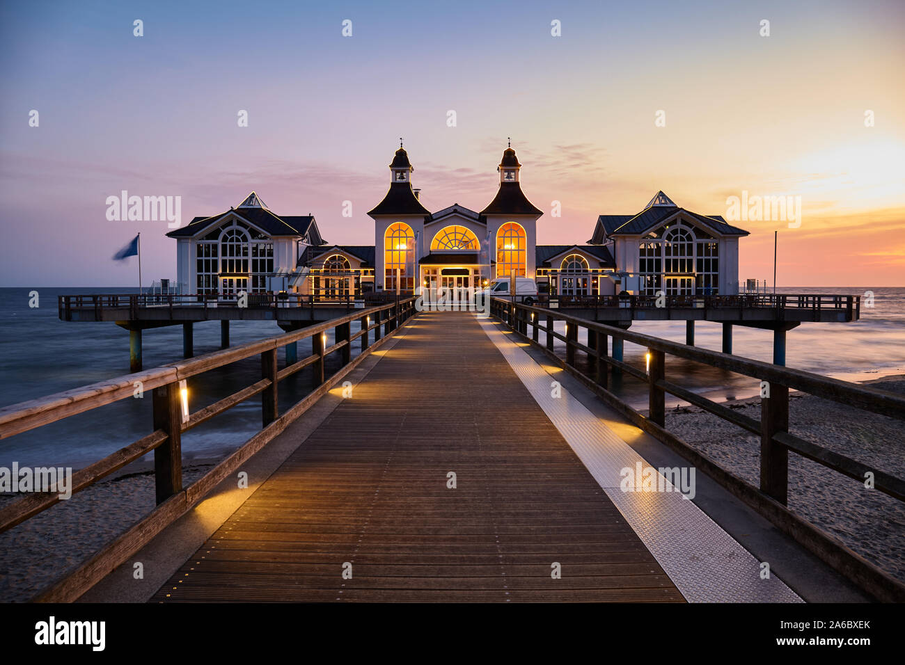 Seebrücke in Sellin am purpurroten Dawn, Deutschland. Stockfoto