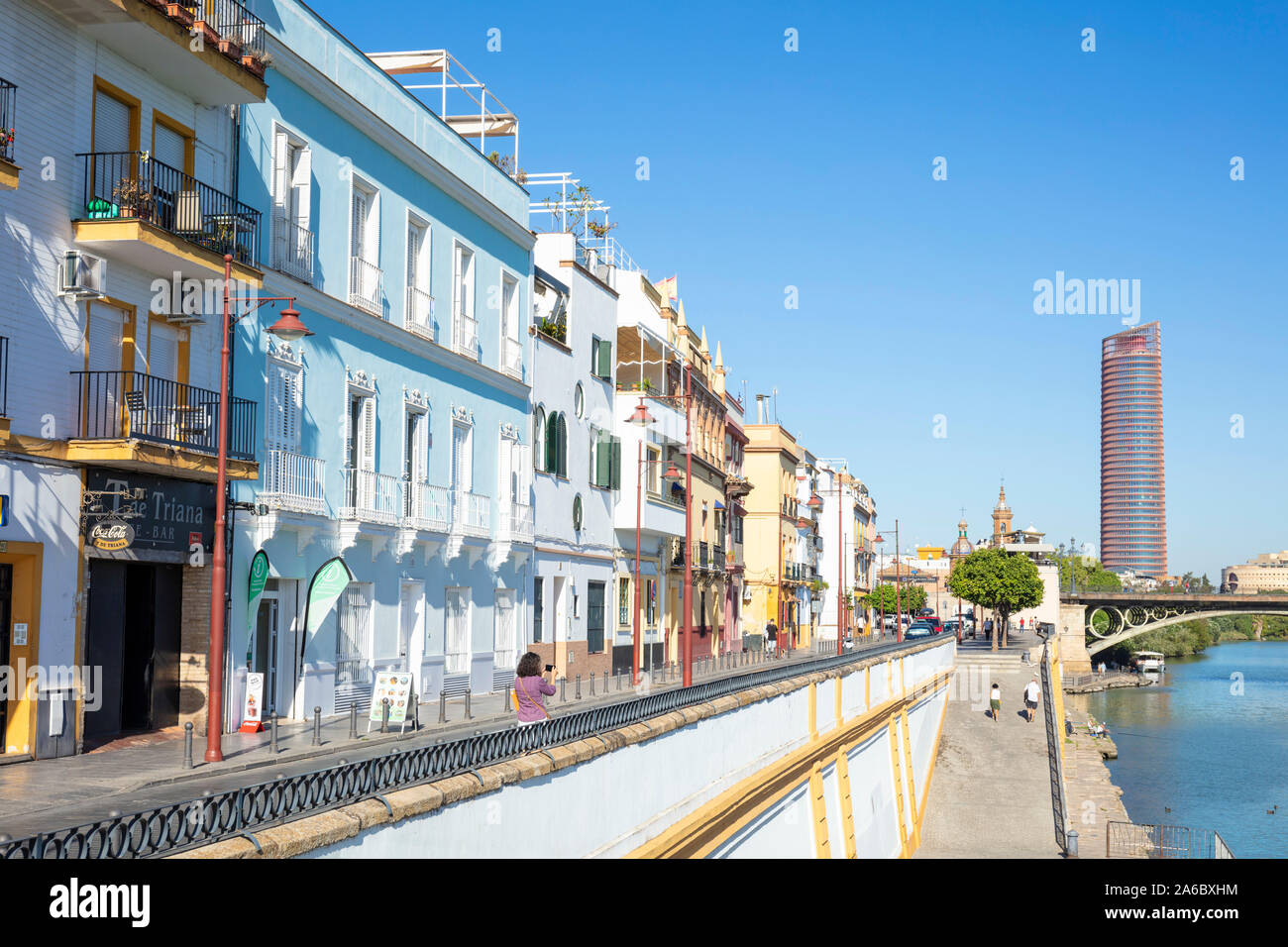 Triana farbige Häuser entlang der Ufer des Flusses Guadalquivir Sevilla Turm hinter Sevilla Sevilla Spanien Sevilla Andalusien Spanien EU Europa Stockfoto