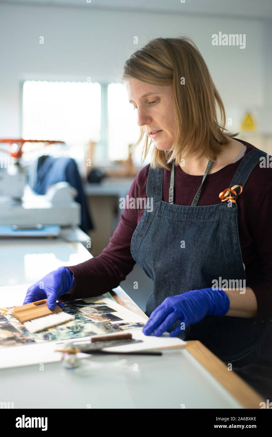 Eine professionelle Naturschützer arbeitet auf einigen Archivmaterial in einem Labor Stockfoto