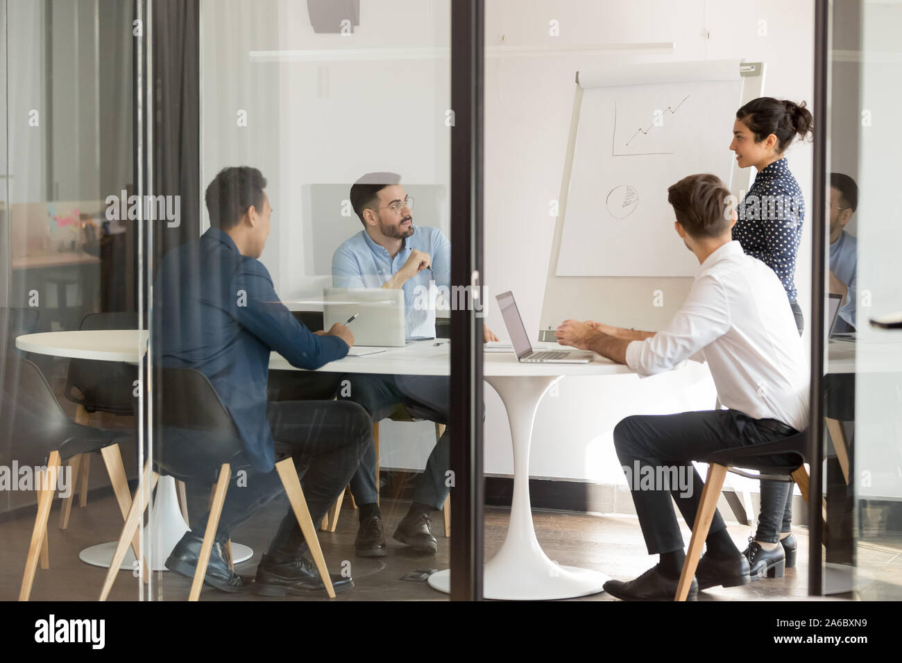 Junge diverse Business Team Brainstorming im Büro Stockfoto