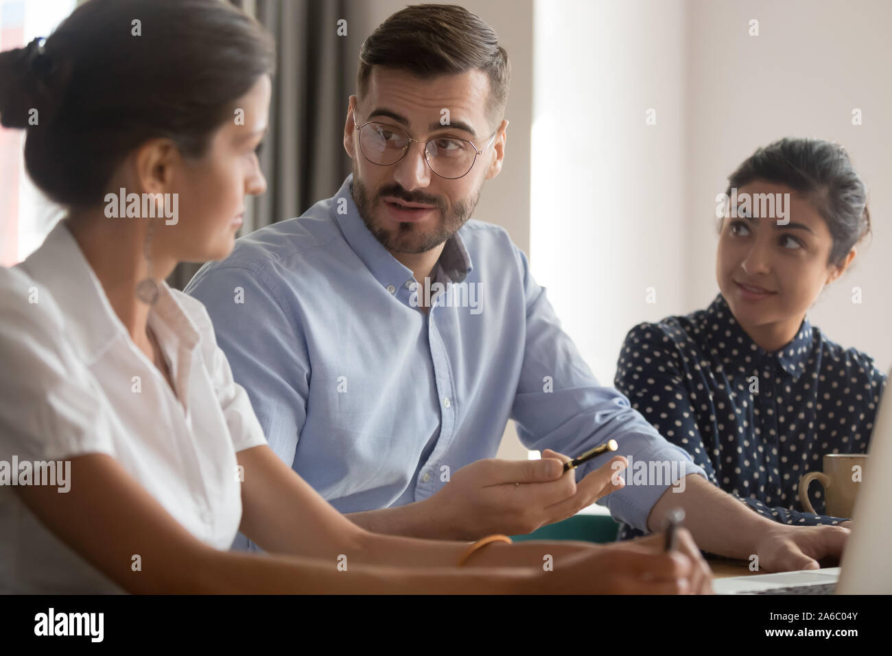 Junge smart multirassischen Geschäftsleute arbeiten im Büro Stockfoto