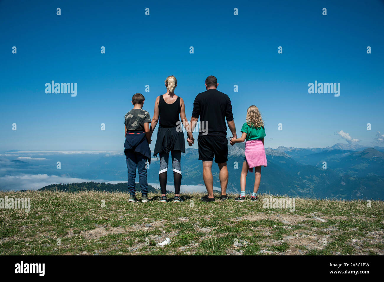 Eine glückliche Familie im Urlaub stehen Blick auf den Berg Blick auf die Alpen Stockfoto