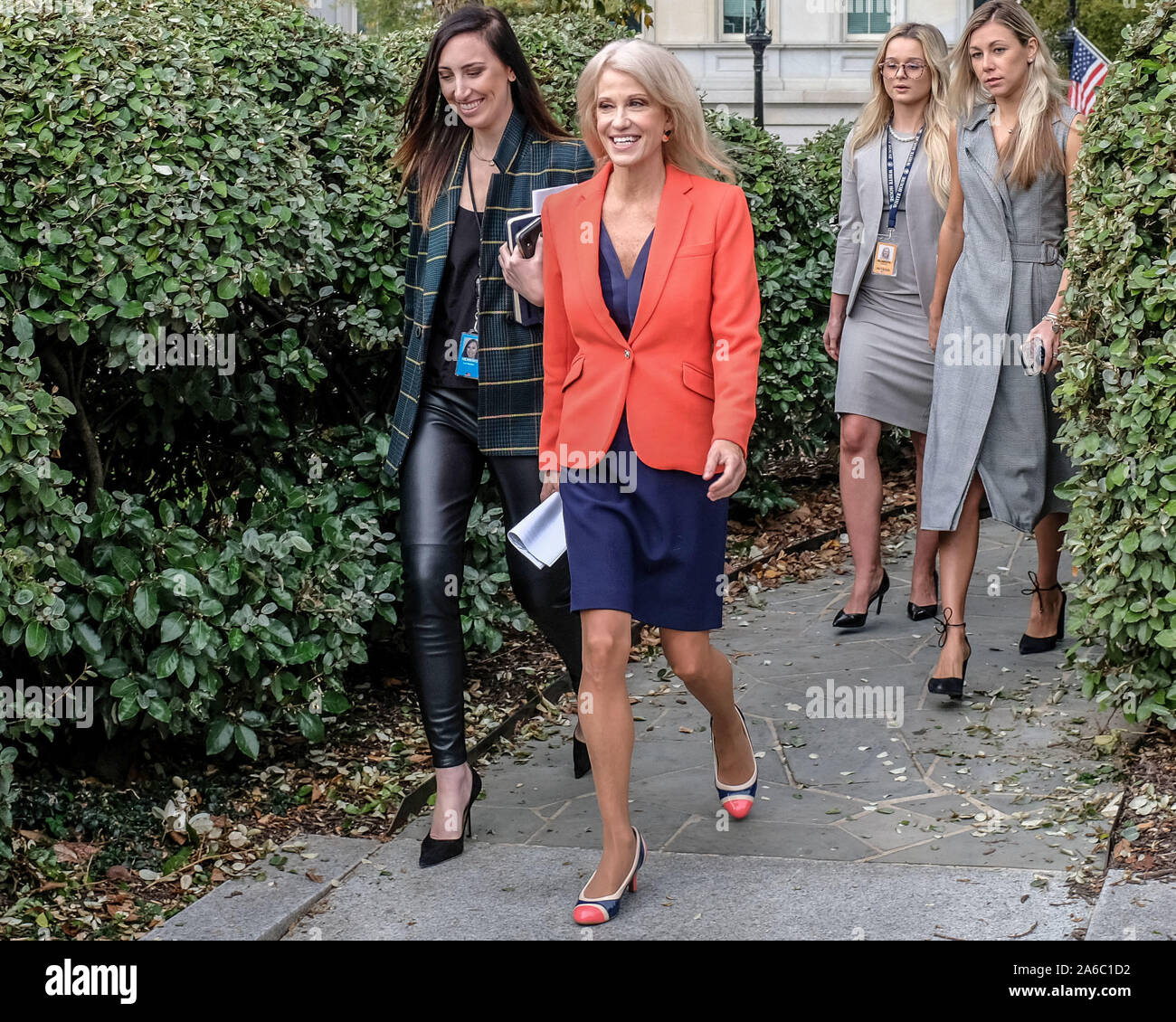 Washington DC, USA. 25 Okt, 2019. Weiße Haus Senior Counsellor Kellyanne Conway kommt, um Mitglieder der Medien nach einem fernsehinterview vor dem Weißen Haus am 25. Oktober 2019 in Washington, DC sprechen. Credit: Alex Wroblewski/CNP Credit: Alex Wroblewski/CNP/ZUMA Draht/Alamy leben Nachrichten Stockfoto