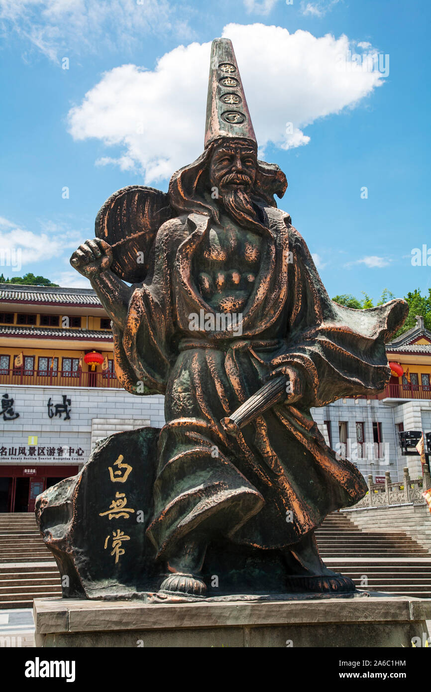 Merlin Art Assistenten Bronze Skulptur vor Eingang der Geisterstadt Fengdu von China Stockfoto